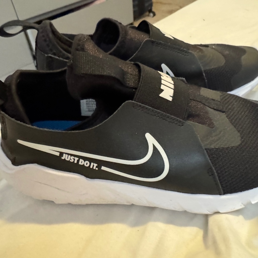 Boys Nike slide on size 5